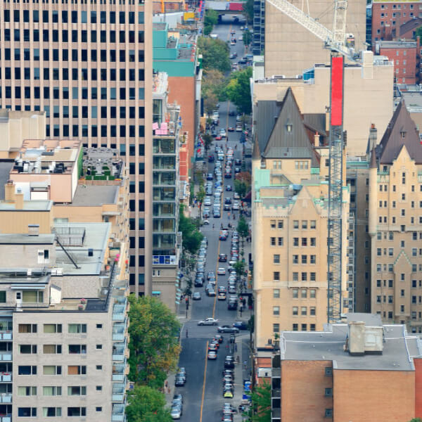 Vue aérienne du centre-ville de Montréal illustrant la dynamique urbaine et le marché immobilier de la ville