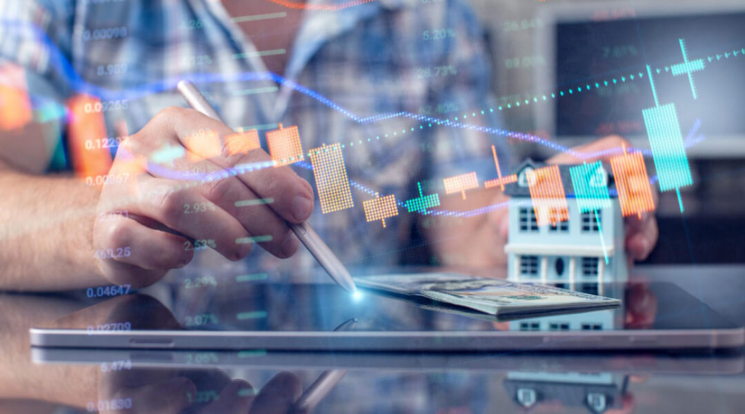 Analyse du marché immobilier commercial à Montréal avec graphiques financiers et modèle de maison illustrant l’investissement immobilier