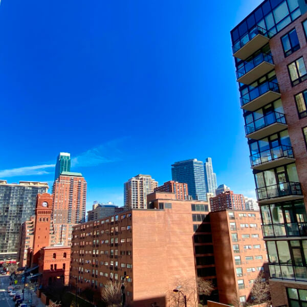 Immeubles résidentiels et condominiums dans le paysage urbain de Montréal illustrant les tendances actuelles du marché immobilier